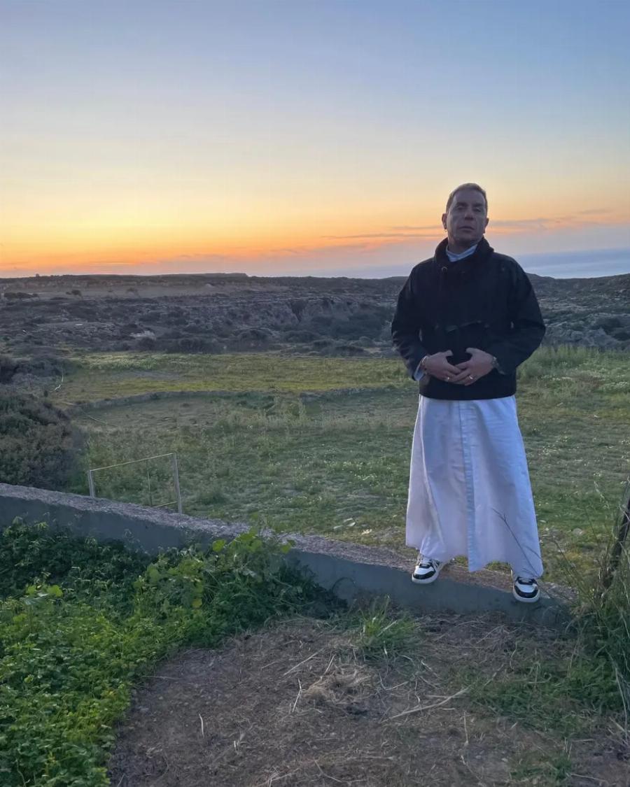 Ανατρεπτικός ο Γιώργος Μαζωνάκης: Πόζαρε με λευκό ράσο με φόντο την φύση και οι θαυμαστές έμειναν άφωνοι