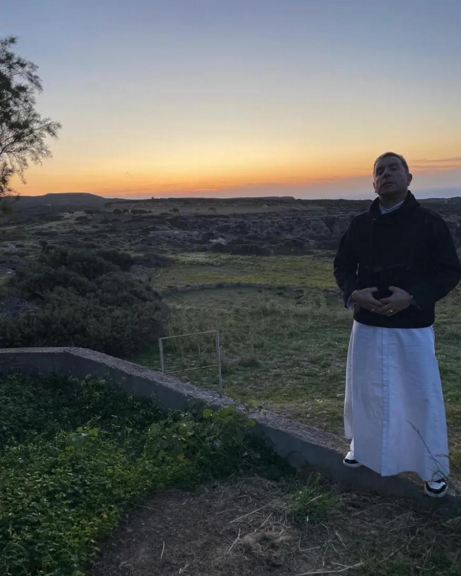 Ανατρεπτικός ο Γιώργος Μαζωνάκης: Πόζαρε με λευκό ράσο με φόντο την φύση και οι θαυμαστές έμειναν άφωνοι