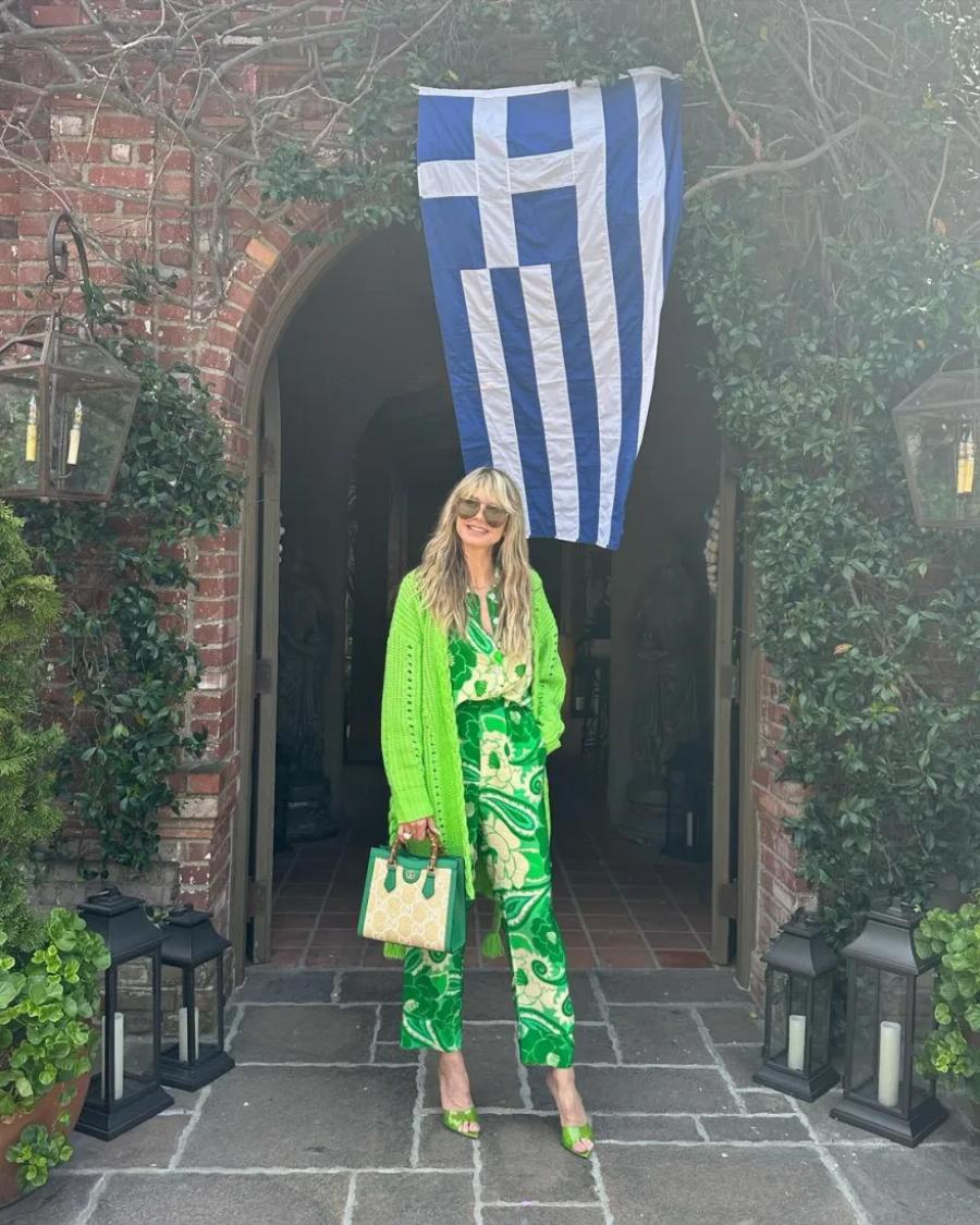 Πάσχα αλά ελληνικά για τη Χάιντι Κλουμ: Τσούγκρισε αυγά και φωτογραφήθηκε με τη σημαία