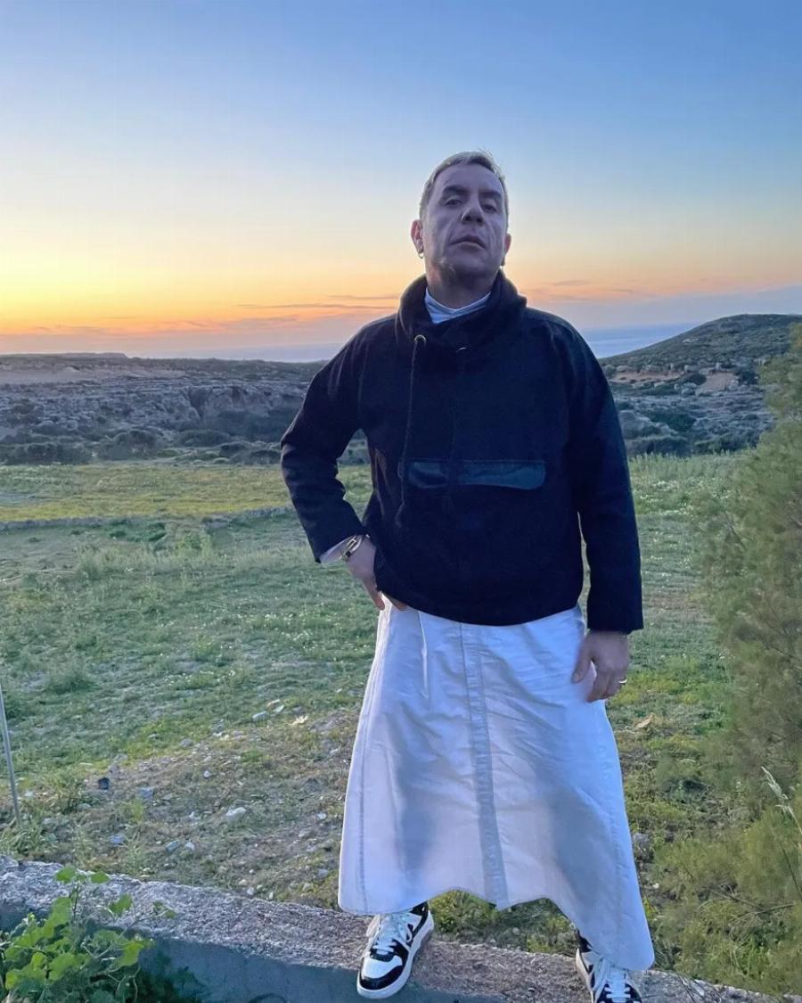 Ανατρεπτικός ο Γιώργος Μαζωνάκης: Πόζαρε με λευκό ράσο με φόντο την φύση και οι θαυμαστές έμειναν άφωνοι