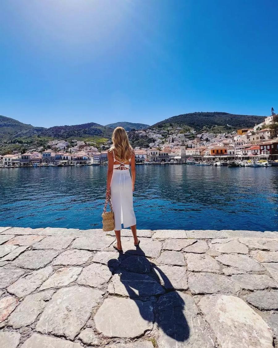 Όλα τα βλέμματα πάνω της: Η Δούκισσα Νομικού στην Ύδρα με το πιο καλοκαιρινό και αέρινο φόρεμα