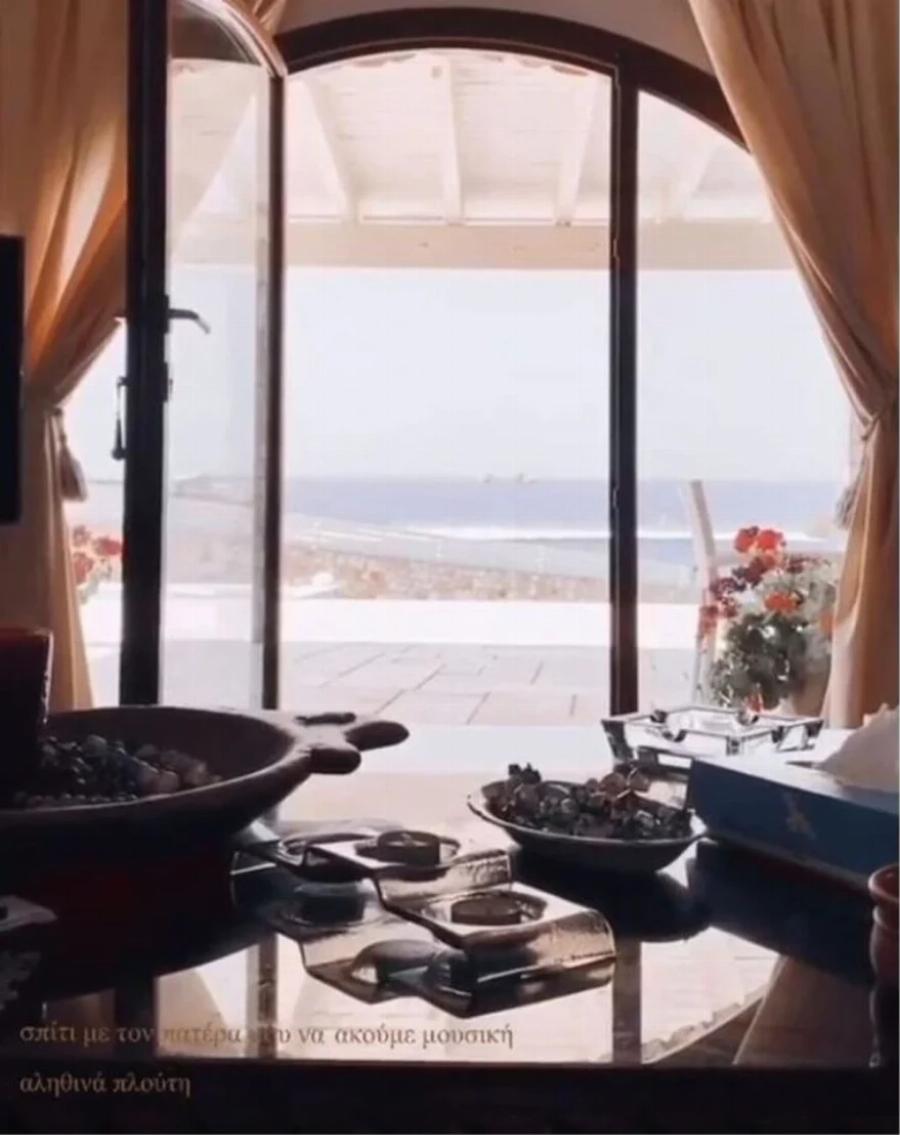 Παραδοσιακό και σαν παλάτι: Το πολυτελές σπίτι του Γιάννη Πάριου, με το μεγάλο σαλόνι και το πέτρινο τζάκι