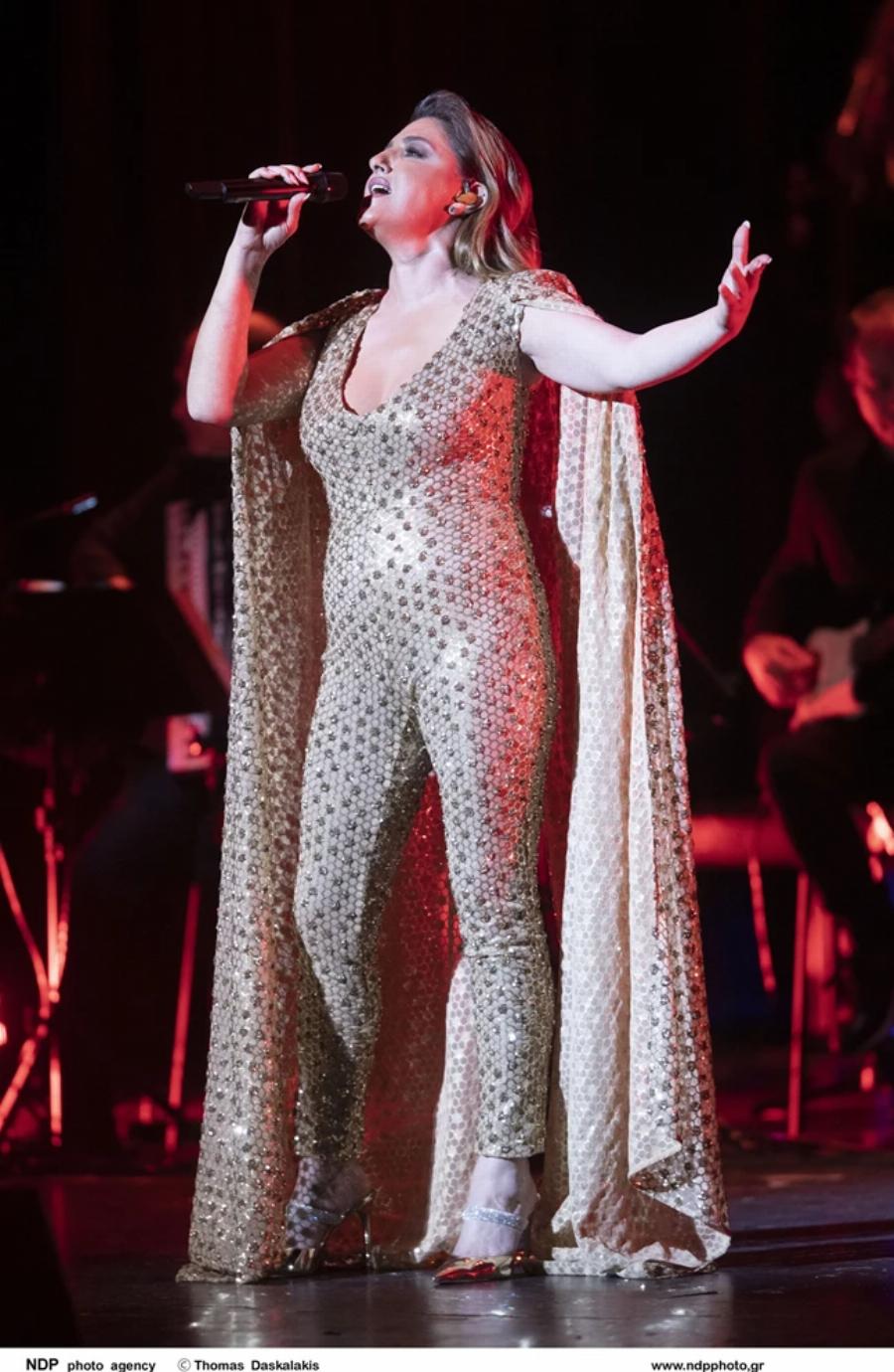 Όλοι μιλάνε για την Έλενα Παπαρίζου: Η λαμπερή εμφάνιση με την στενή κεντητή ολόσωμη φόρμα