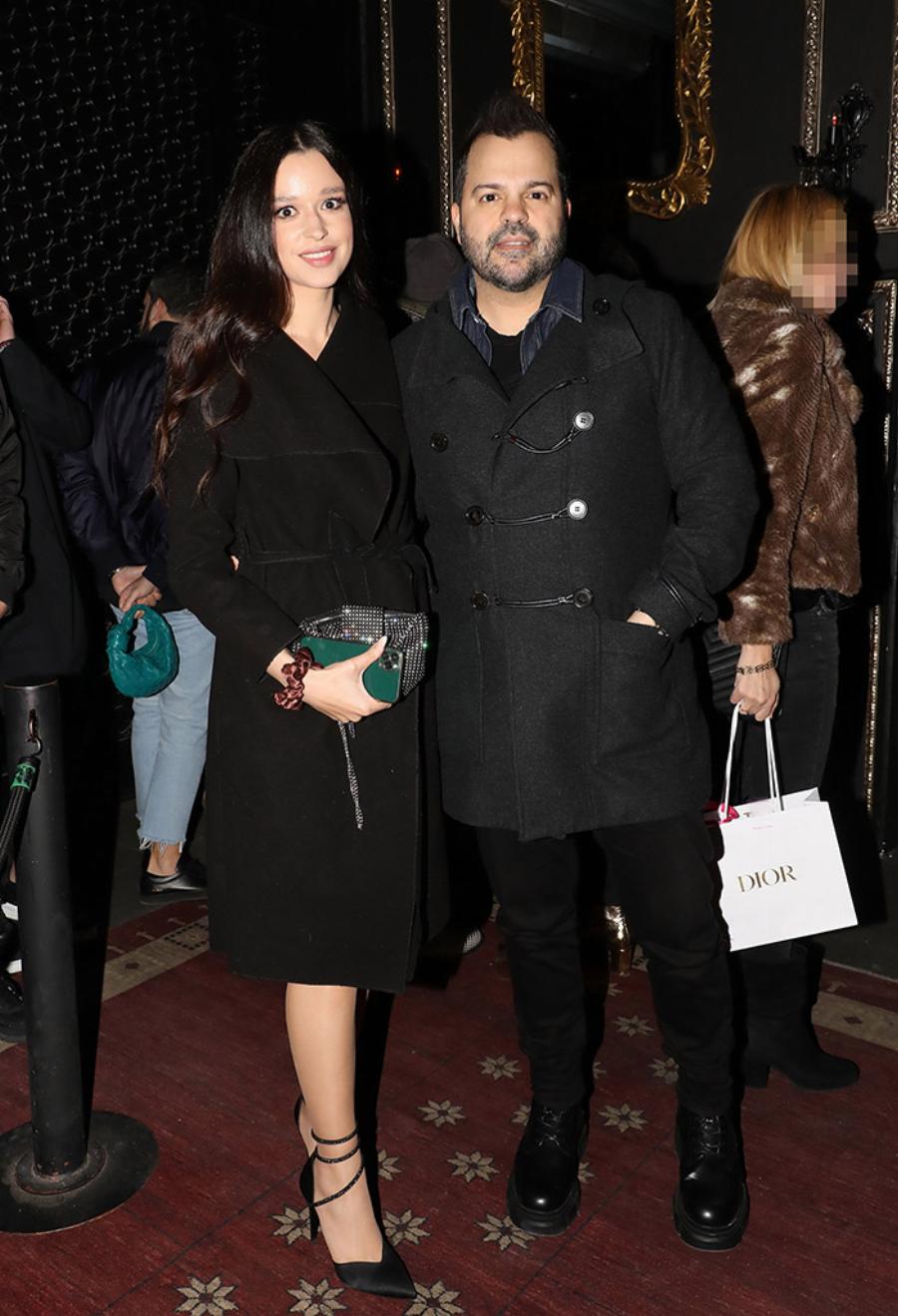 Παντρεύτηκε κρυφά: Αυτή είναι η εντυπωσιακή σύζυγος διάσημου Έλληνα τραγουδιστή