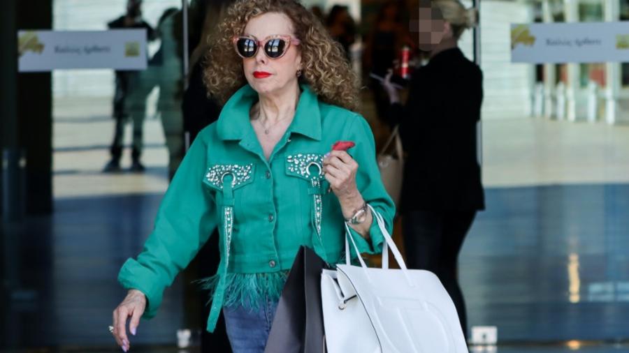 Η όμορφη της βιντεοκασέτας στα 66 της: Η Ισμήνη Καλέση ποζάρει σε μια σπάνια δημόσια εμφάνιση