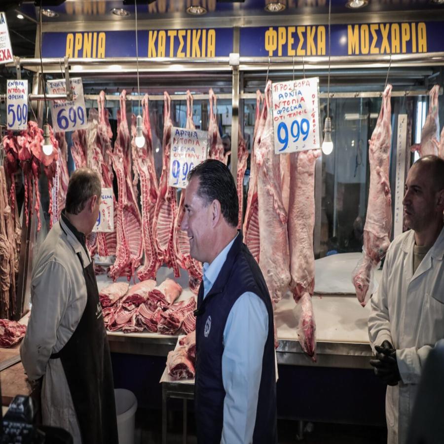 «Κούκλος είσαι, κούκλος, σ’ αγαπώ»: Η ηλικιωμένη στη Βαρβάκειο που αποθέωσε τον Άδωνι Γεωργιάδη