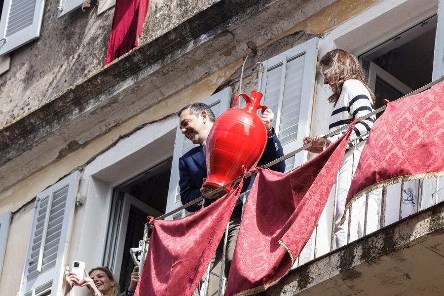 Το πέταξε το κόκκινο κανάτι: Ο Αλέξης Τσίπρας στο έθιμο των Μπότηδων στην Κέρκυρα
