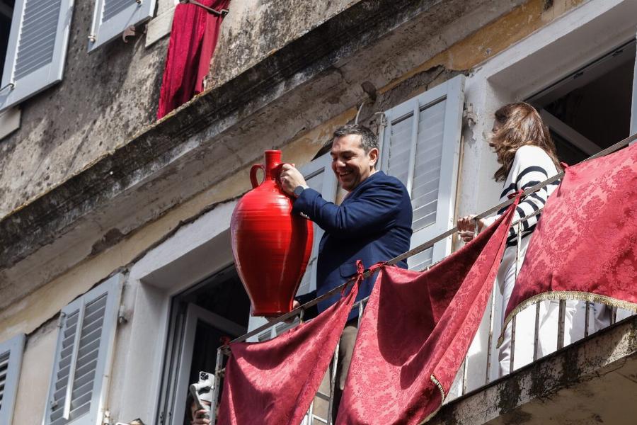 Το πέταξε το κόκκινο κανάτι: Ο Αλέξης Τσίπρας στο έθιμο των Μπότηδων στην Κέρκυρα