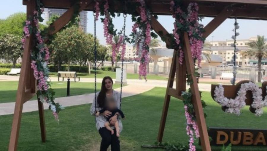 Η μικρή Λυδία μεγάλωσε: Η πρώτη φωτογραφία της κόρης της Καρολάιν δύο χρόνια μετά τη δολοφονία