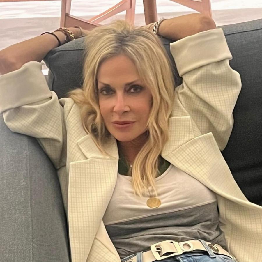 Άννα Βίσση: «Είμαι 64, ξυπνάω το πρωί και δεν έχω άγχος με το πως μοιάζω, πλένω το πρόσωπό μου και μ’ αρέσω»