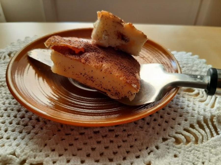 Όπως τη φτιάχνει η γιαγιά: Αφράτη γαλατόπιτα με άρωμα πορτοκαλιού και πασπαλισμένη με καστανή ζάχαρη και κανέλα