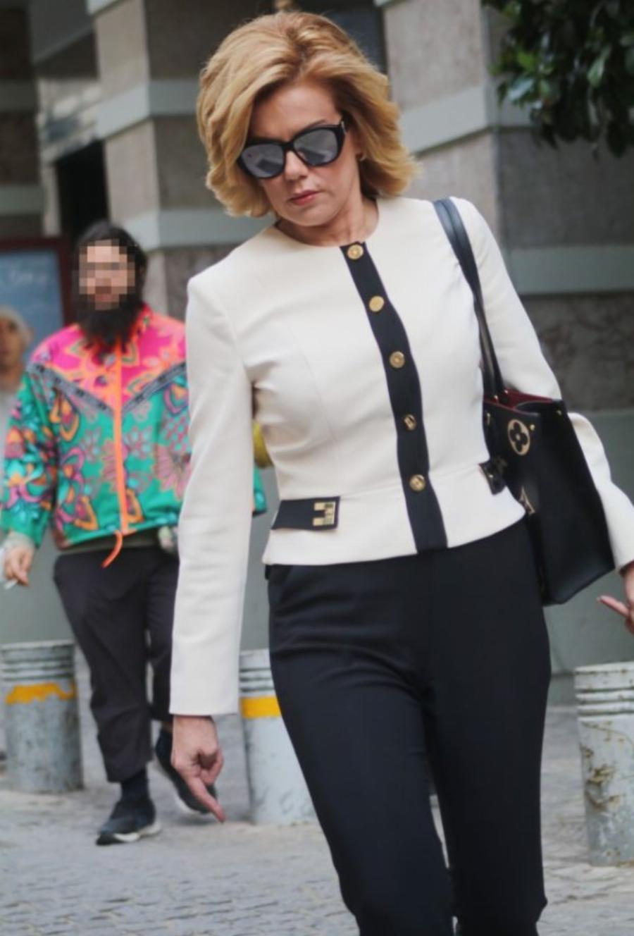 Κοστίζει όσο ένα αμάξι: Όλοι κοίταγαν την τσάντα της Ευγενίας Μανωλίδου που βγήκε βόλτα στο κέντρο της Αθήνας