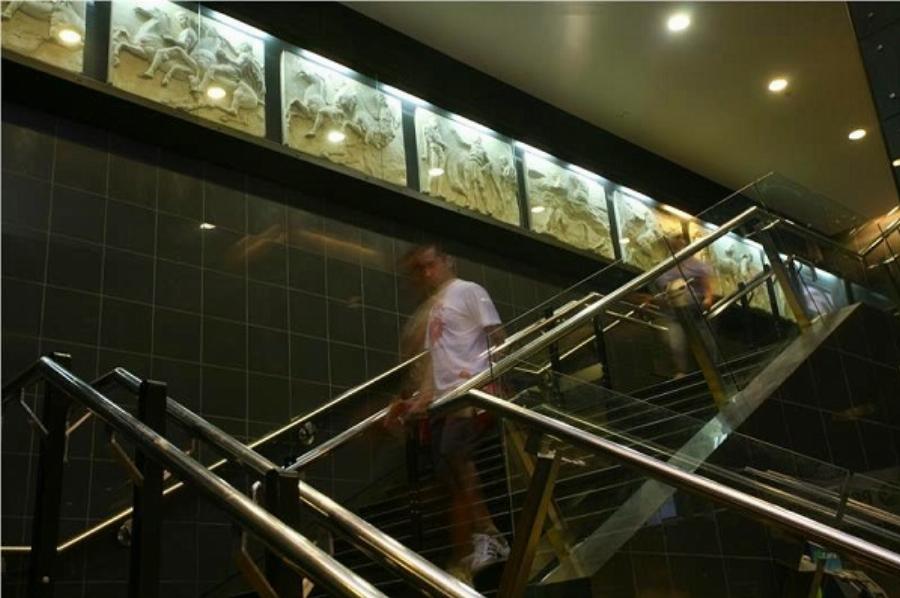 Άρωμα Ελλάδας στο Σαντιάγκο: Ο σταθμός μετρό στη Χιλή που ονομάζεται Grecia και είναι γεμάτος Αρχαία έργα τέχνης