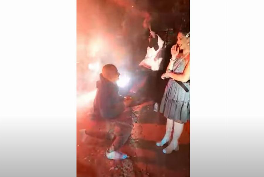 Με καπνογόνα και μαρσαρίσματα: Πρόταση γάμου βγαλμένη από ταινία στο Ηράκλειο – Άφωνη η μέλλουσα νύφη