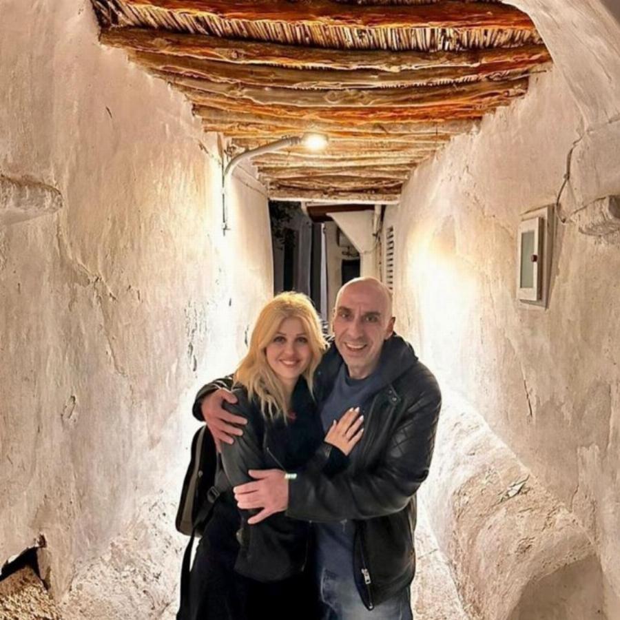 Στα καλύτερα τους στη Μύκονο: Η Έλενα Ράπτη και ο Γιάννης Μπρατάκος γιόρτασαν ένα χρόνο μαζί και δημοσίευσαν μια κοινή φωτογραφία