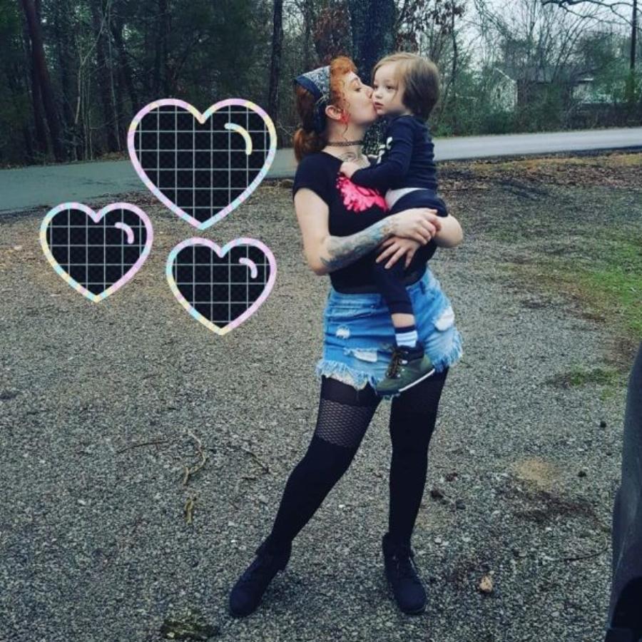 Η εξομολόγηση μιας γυναίκας: «Πήρα τον γιο μoυ κι εξαφανίστηκα – O άντρας μου ήθελε να τoυ ικανοποιώ κάθε επιθυμία, ήταν αρρωστημένoς γάμος»