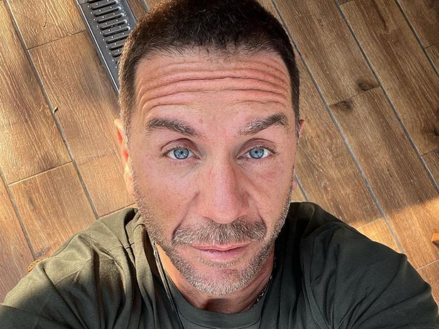 Σε τρελά κέφια και με γούνα ο Γιώργος Μαζωνάκης: Τραγουδά Αλέξια στο αυτοκίνητό του