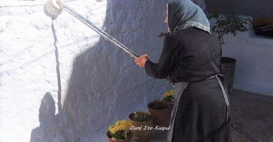 Ασβέστωμα των σπιτιών: Η παράδοση, η χολέρα, η υποχρεωτική λεύκανση επί δικτατορίας και το έθιμο που κρατάει μέχρι σήμερα