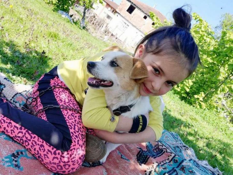 Μεγαλείο ψυχής: Η 8χρονη που περπάτησε 2,5 χιλιόμετρα στο χιόνι με τον σκύλο στη πλάτη της για να τον πάει στον κτηνίατρο