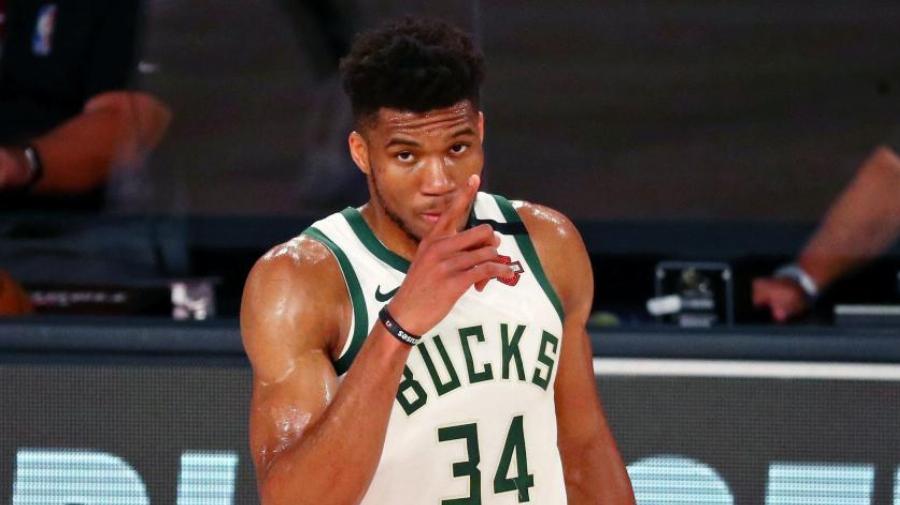 Μόνο υπερηφάνεια για τον Γιάννη Αντετοκούνμπο: Βραβεύτηκε ως ο κορυφαίος παίκτης στην ιστορία των Μιλγουόκι Μπακς