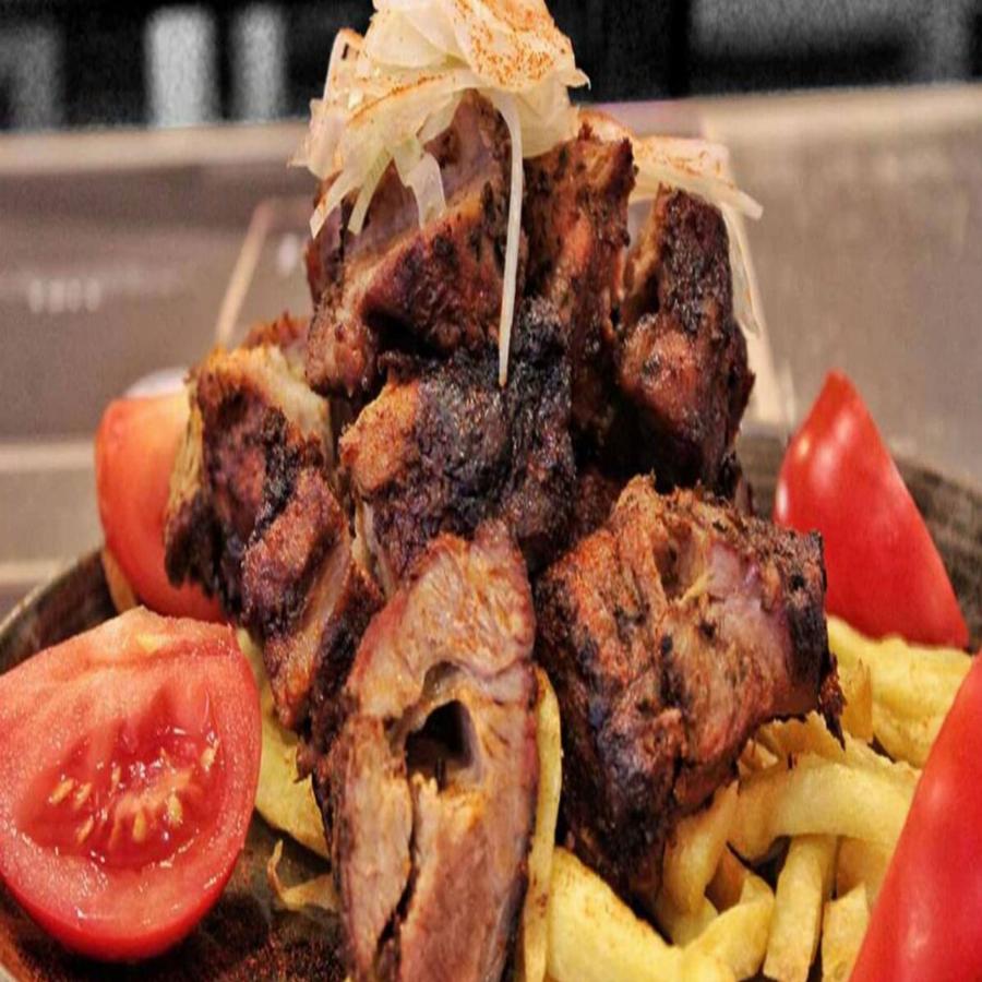 Με μια πίτα «φουσκώνουν» δύο άτομα: Το σουβλατζίδικο της πόλης που συνδυάζει γεύση και ποσότητα