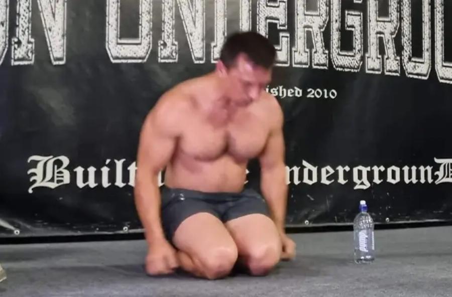 Ο 33χρονος «σούπερμαν» που έσπασε ρεκόρ: Έκανε 3.206 push ups σε μια ώρα και μπήκε στο βιβλίο Γκίνες