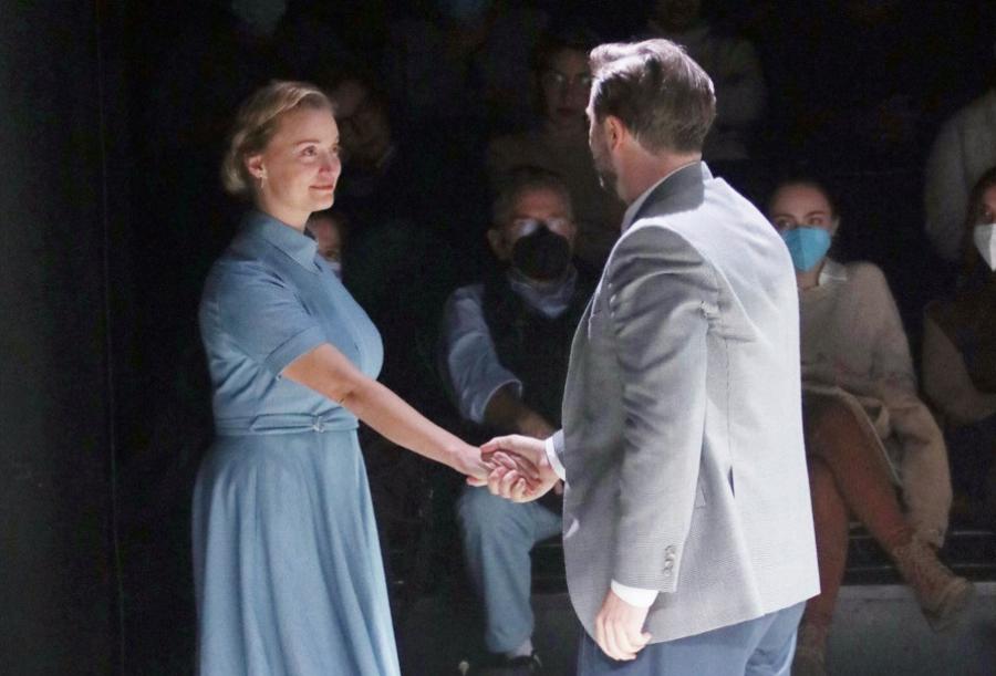 Σε αμηχανία Μπουρδούμης και Δροσάκη: Μπροστά σε δεκάδες θεατές πήγε να της πιάσει το χέρι και εκείνη το τράβηξε