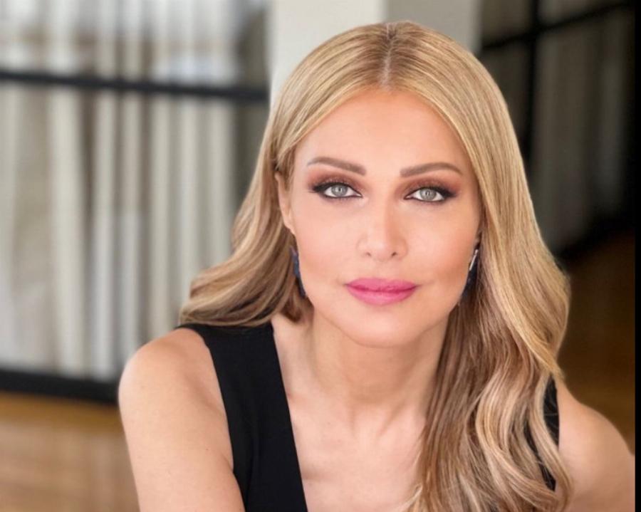 Με ροζ μάρμαρο στον τοίχο, τεράστιο καθρέφτη και μίνιμαλ: Το μπάνιο της Νατάσας Θεοδωρίδου είναι το όνειρο κάθε γυναίκας