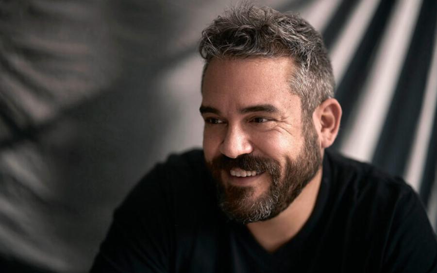 Ο Πυγμαλίων Δαδακαρίδης εξομολογείται: «Το ότι δεν μεγάλωσα με τη μητέρα μου ήταν μία πρώτη απόρριψη στη ζωή μου»