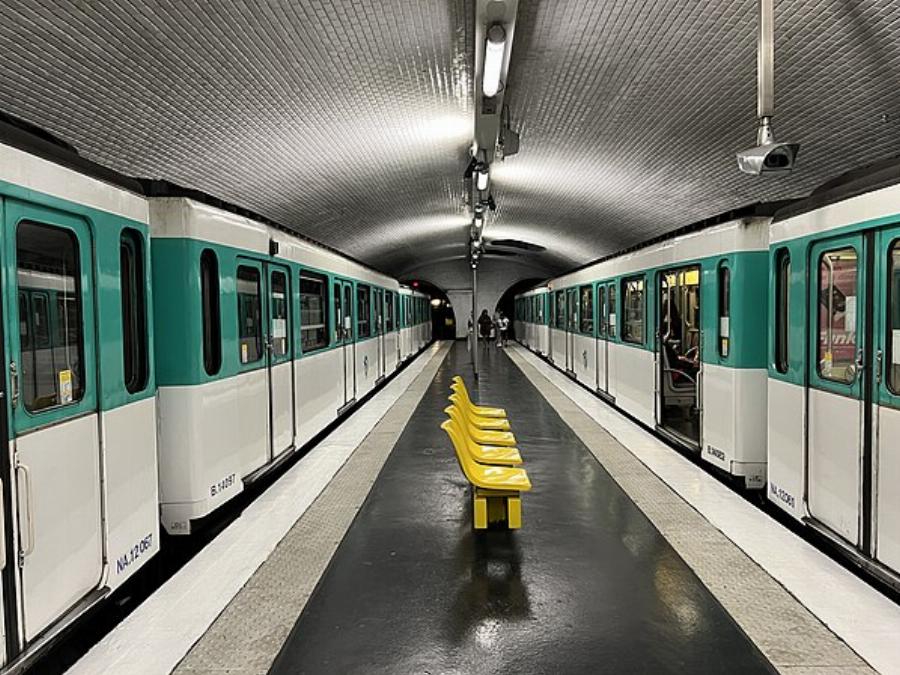 Ασύλληπτο περιστατικό: Πέθανε 45χρονη μπροστά στον άντρα και το παιδί της γιατί πιάστηκε το παλτό της στις πόρτες του Μετρό