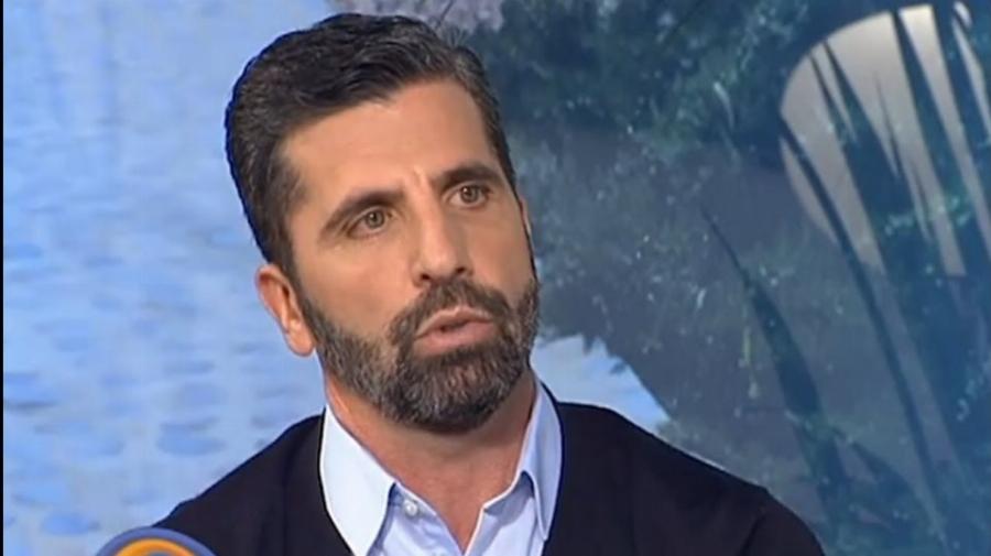 Ο Θανάσης Βισκαδουράκης εξομολογείται: «Όταν είμαι σε κίνηση στο δρόμο, βάζω δυνατά με ανοιχτά παράθυρα ψαλμούς»