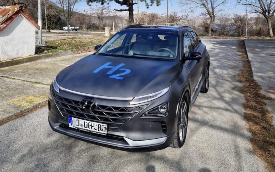 Κυκλοφόρησε για πρώτη φορά και βάζει τέλος στο καυσαέριο: Το πρώτο αυτοκίνητο υδρογόνου στους ελληνικούς δρόμους