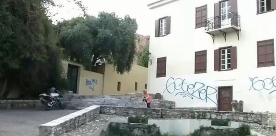 Ληστεία στην Ακρόπολη: Αισιόδοξοι οι γιατροί, έχει διαφύγει τον κίνδυνο ο 18χρονος που τον μαχαίρωσαν στο κέντρο