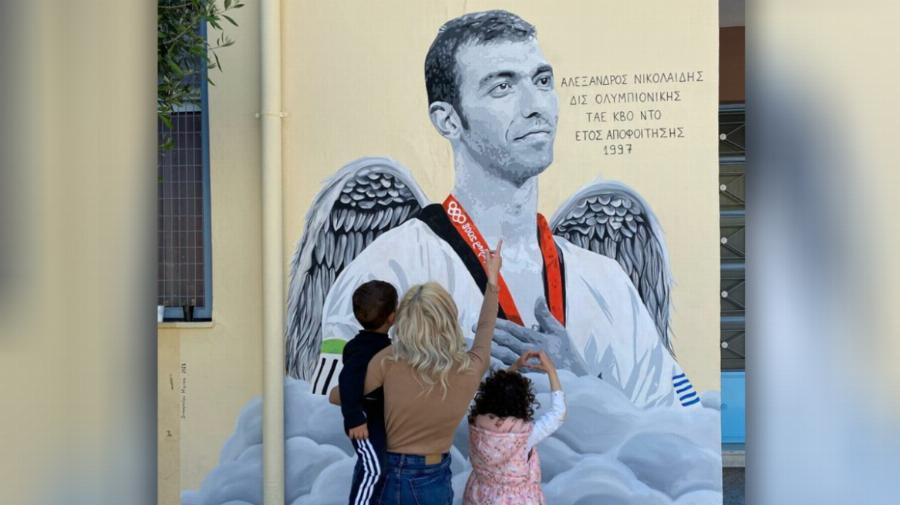 Μεγάλη συγκίνηση: Το υπέροχο γκράφιτι με την μορφή του Αλέξανδρου Νικολαΐδη στο σχολείο που φοίτησε