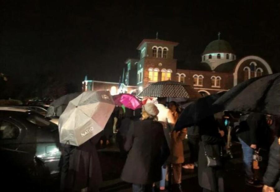 Συγκινητικές στιγμές στην Μελβούρνη: Χιλιάδες Έλληνες έψαλαν το «Χριστός Ανέστη» κάτω από τη βροχή