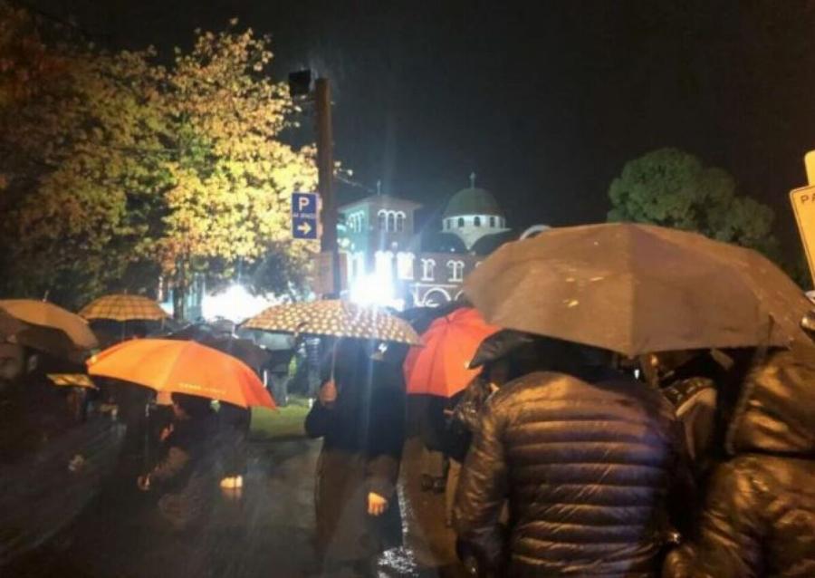 Συγκινητικές στιγμές στην Μελβούρνη: Χιλιάδες Έλληνες έψαλαν το «Χριστός Ανέστη» κάτω από τη βροχή