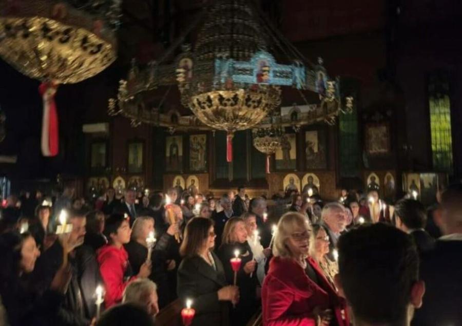 Συγκινητικές στιγμές στην Μελβούρνη: Χιλιάδες Έλληνες έψαλαν το «Χριστός Ανέστη» κάτω από τη βροχή