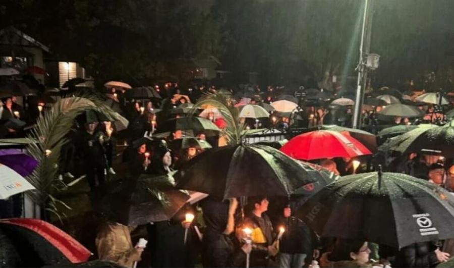 Συγκινητικές στιγμές στην Μελβούρνη: Χιλιάδες Έλληνες έψαλαν το «Χριστός Ανέστη» κάτω από τη βροχή