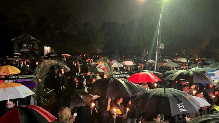 Συγκινητικές στιγμές στην Μελβούρνη: Χιλιάδες Έλληνες έψαλαν το «Χριστός Ανέστη» κάτω από τη βροχή