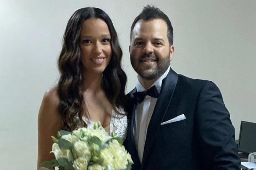 Παντρεύτηκε κρυφά: Αυτή είναι η εντυπωσιακή σύζυγος διάσημου Έλληνα τραγουδιστή