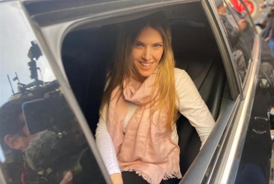 «Καρέ καρέ» η στιγμή που αποφυλακίστηκε: Η Εύα Καϊλή επέστρεψε στο σπίτι της μετά από 4 μήνες στη φυλακή