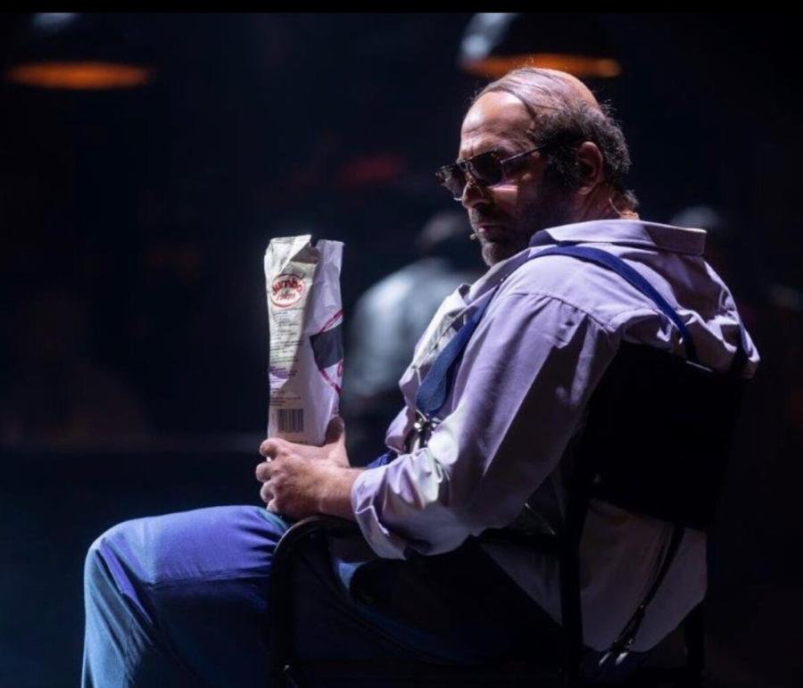 Ο Βασίλης Μπισμπίκης όπως δεν τον έχουμε ξαναδεί: Με φαλάκρα και αρκετά κιλά ως «αστυνομικός Πορφύρης»