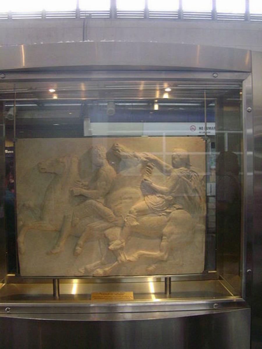 Άρωμα Ελλάδας στο Σαντιάγκο: Ο σταθμός μετρό στη Χιλή που ονομάζεται Grecia και είναι γεμάτος Αρχαία έργα τέχνης