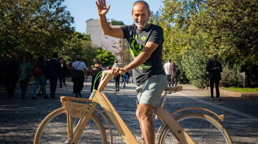 Όλη η Διονυσίου Αρεοπαγίτου τους κοίταζε: Ο Πολ Ευμορφίδης μαζί με τον γιο του, έκαναν ποδηλατάδα στο κέντρο της Αθήνας