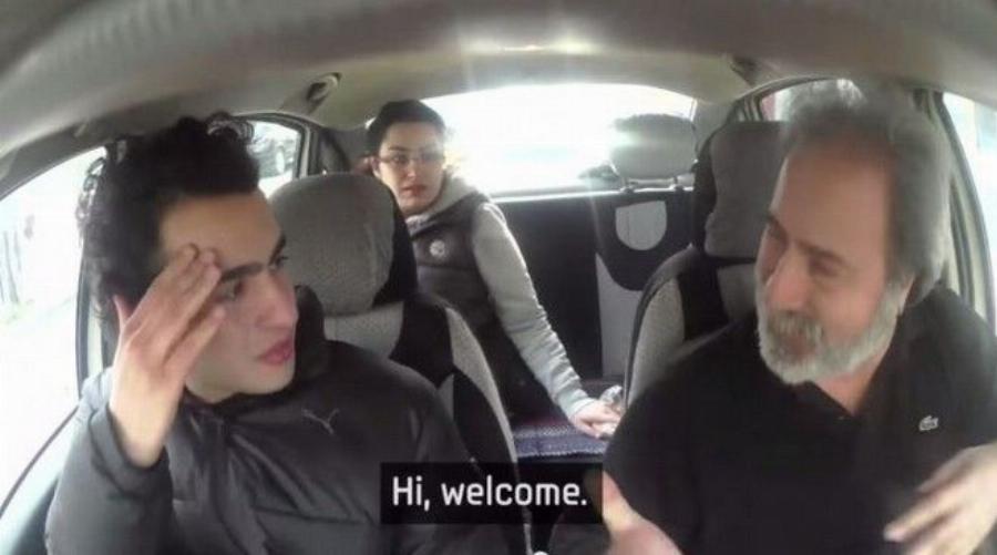 Το πιο καλόκαρδο κόλπο: Μια γειτονιά ενώθηκε και έμαθε νοηματική για να επικοινωνήσει με τον κωφό γείτονά της