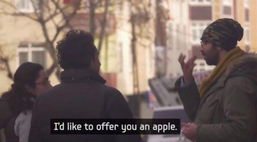 Το πιο καλόκαρδο κόλπο: Μια γειτονιά ενώθηκε και έμαθε νοηματική για να επικοινωνήσει με τον κωφό γείτονά της