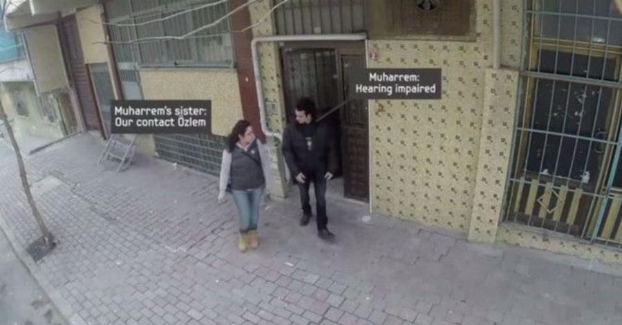 Το πιο καλόκαρδο κόλπο: Μια γειτονιά ενώθηκε και έμαθε νοηματική για να επικοινωνήσει με τον κωφό γείτονά της