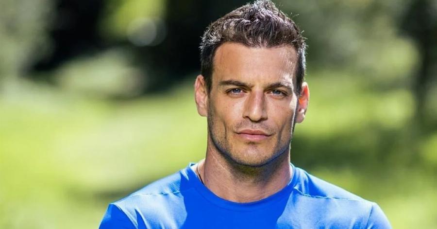 Ούτε η Κατερίνα Δαλάκα δεν το πίστευε: Ο Δημήτρης Φιντιρίκος εμφανίστηκε κουρεμένος γουλί λες και μπαίνει στον στρατό