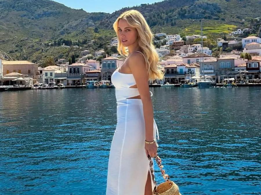 Όλα τα βλέμματα πάνω της: Η Δούκισσα Νομικού στην Ύδρα με το πιο καλοκαιρινό και αέρινο φόρεμα