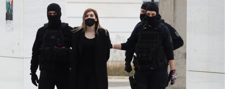 Κουτσαίνοντας και με εμφανή τα ράμματα έφτασε στο δικαστήριο: Η αναπάντεχη παρουσία της Ρούλας Πισπιρίγκου με φούστα και μαύρο καλσόν